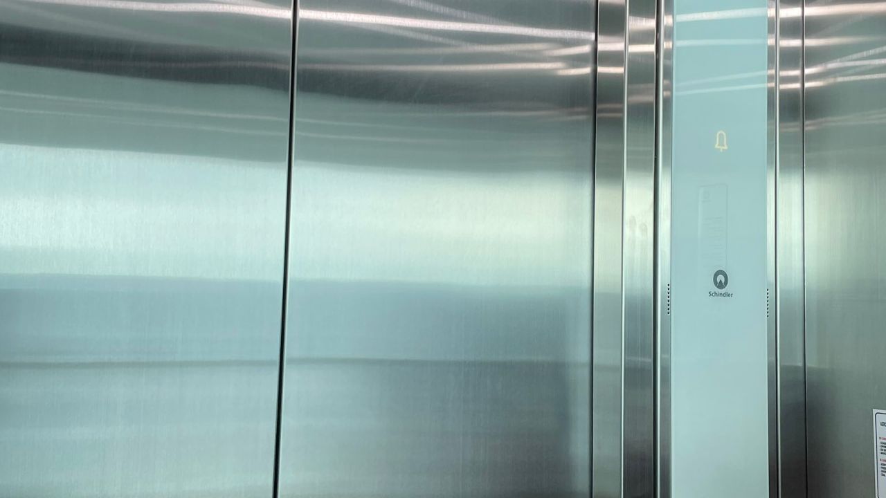 Usuarios del AICM se quedan atrapados en elevador