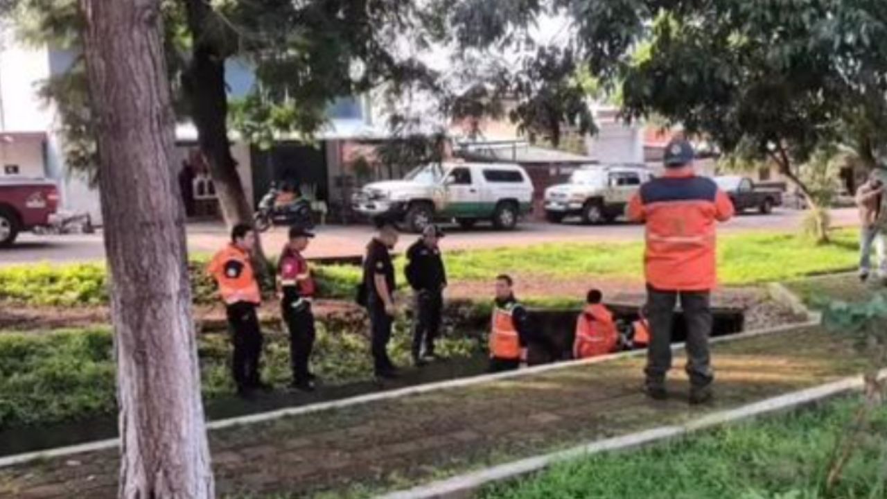 Buscan a menor que cayó en una alcantarilla en Michoacán