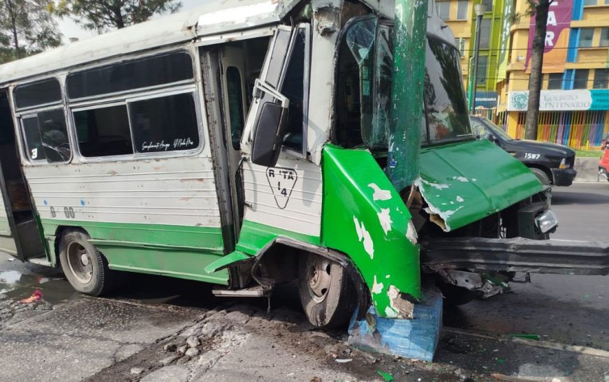 Microbús choca contra poste de luz en Ermita Iztapalapa; varios lesionados