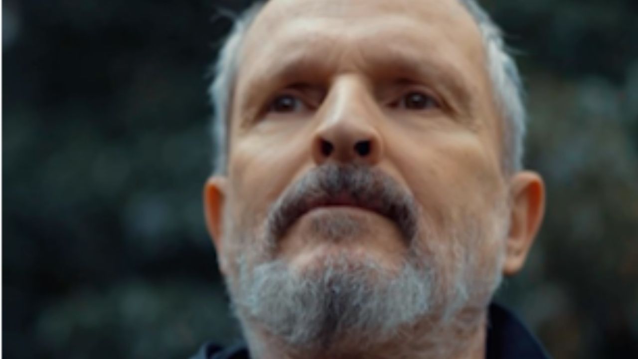 Asaltan casa de Miguel Bosé en CDMX, lo atan junto a sus hijos por más de dos horas