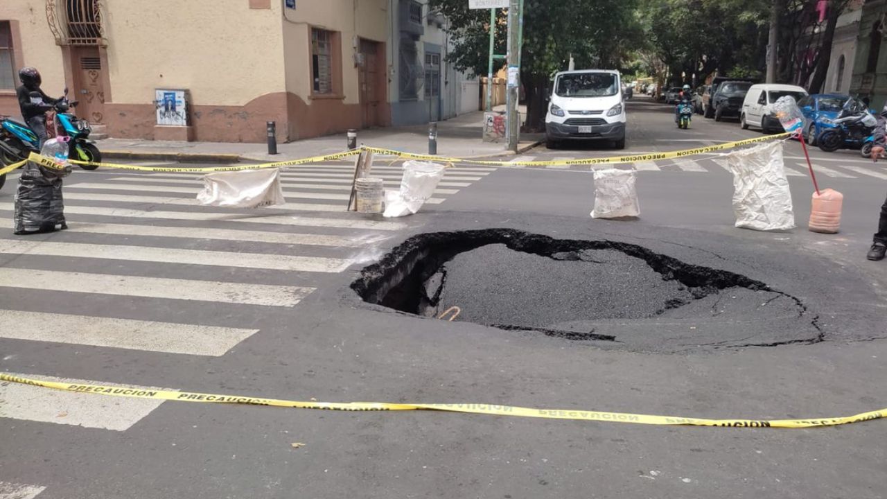 Se forma socavón en la colonia Roma