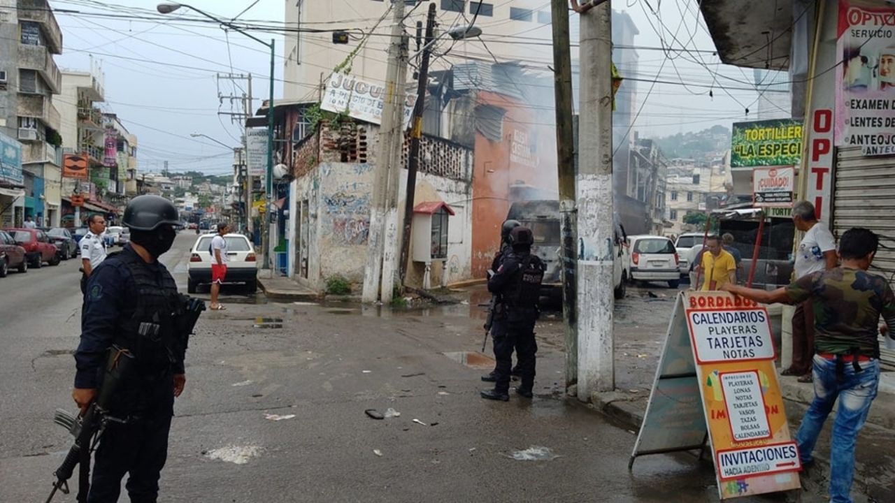 Roban camioneta de transporte público y la incendian en Acapulco