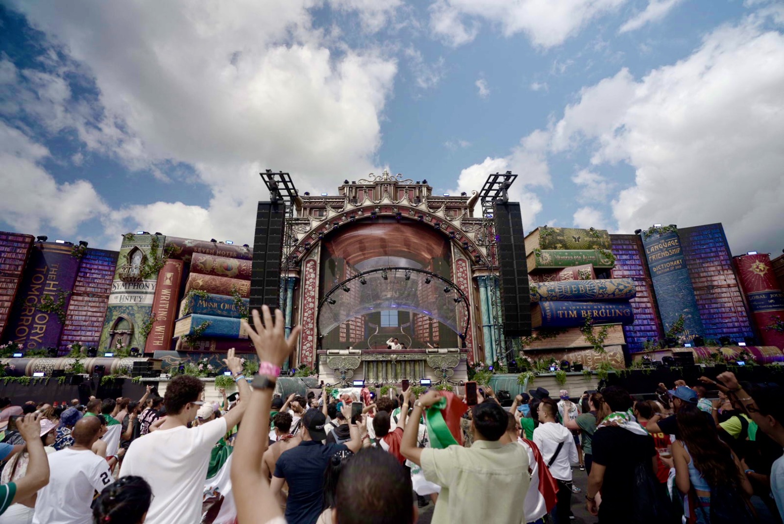 Le Twins y Mr. Pig conquistan  el escenario ‘The Library’ en el Tomorrowland 2023