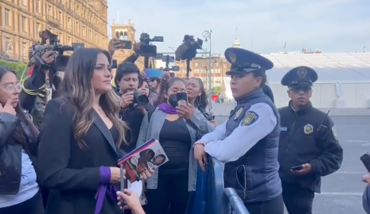 Feministas piden a AMLO no victimizarse frente a Palacio Nacional