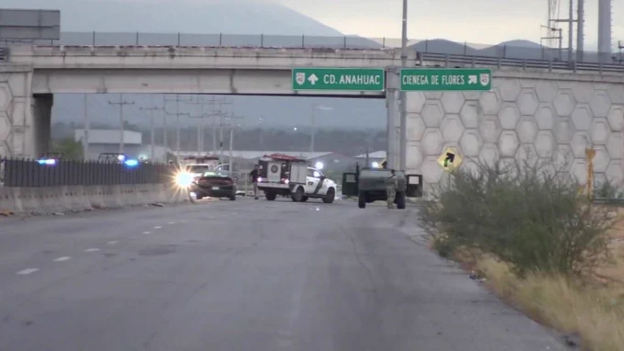 Hallan tres cuerpos colgados en puente vehicular de Nuevo León