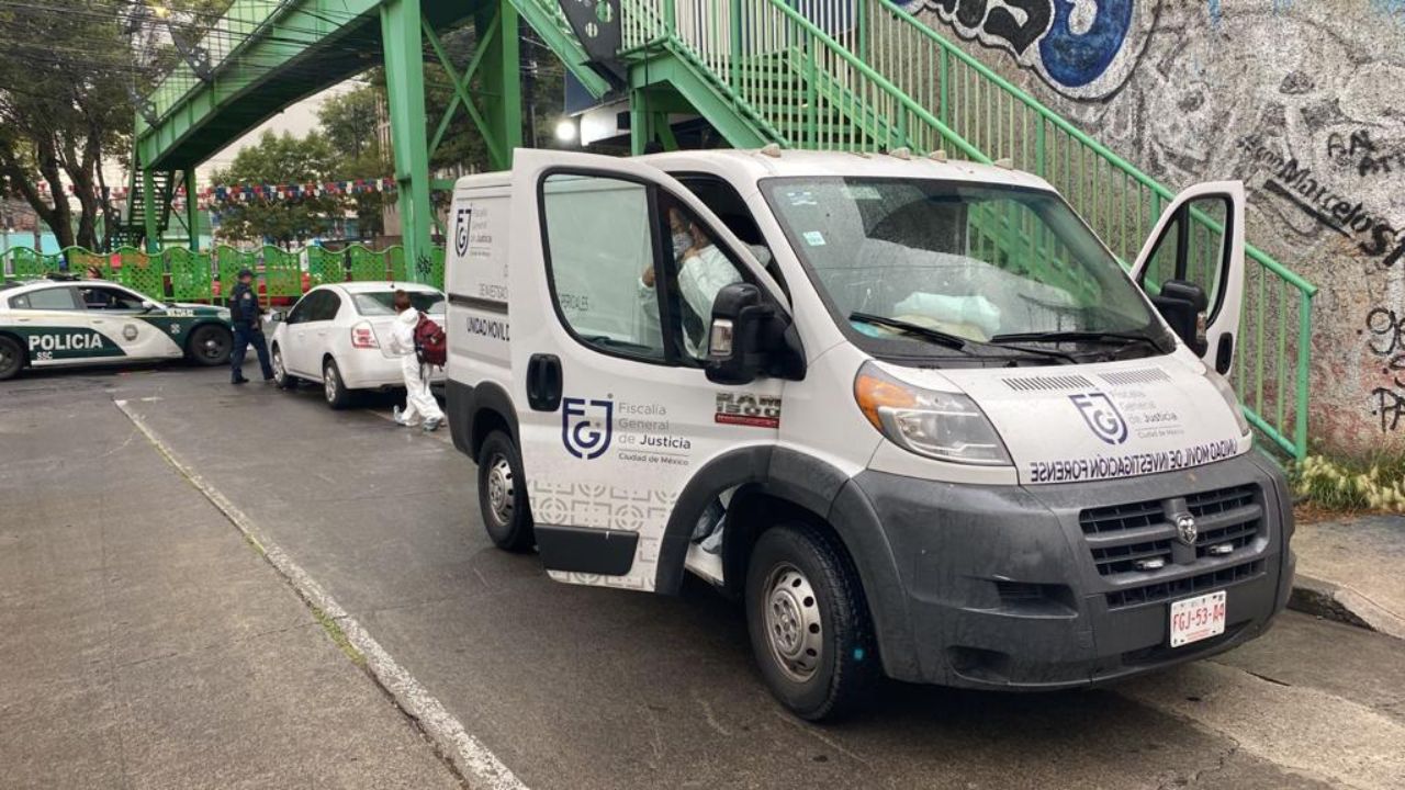 Hombre se suicida en puente peatonal de Coyoacán