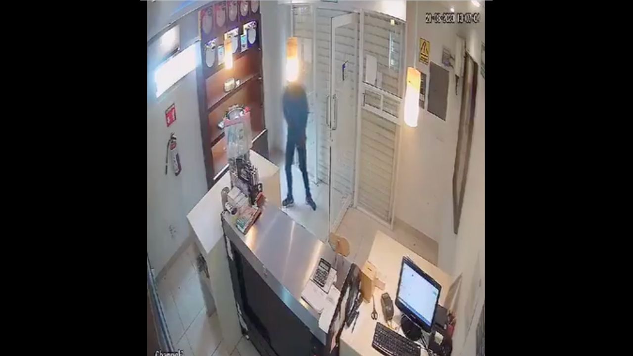 “Mamita, ayúdame”: la reacción de un asaltante al ser atrapado en una pastelería