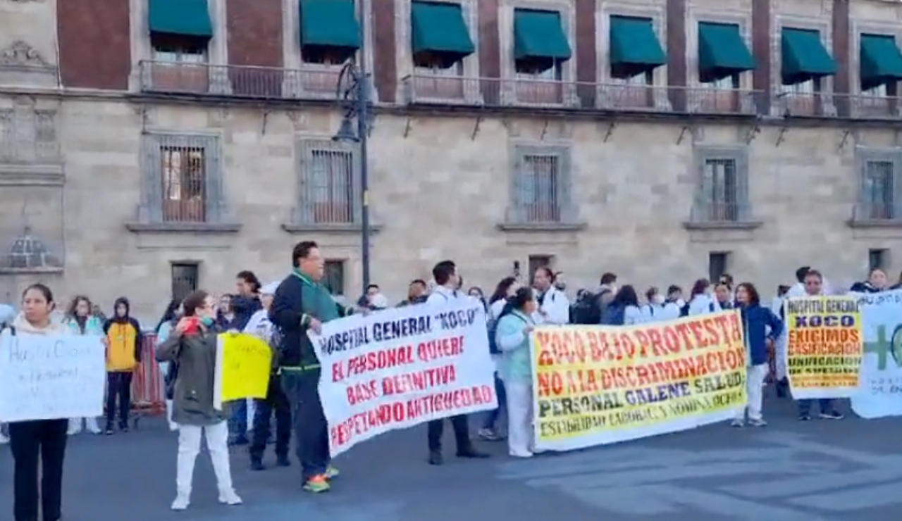 ‘Chocan’ médicos inconformes y policías en inmediaciones del Zócalo