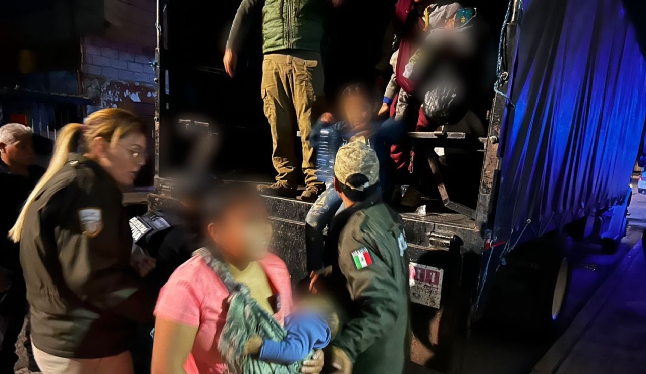 Hallan 231 migrantes en contenedor de camión en la México-Puebla