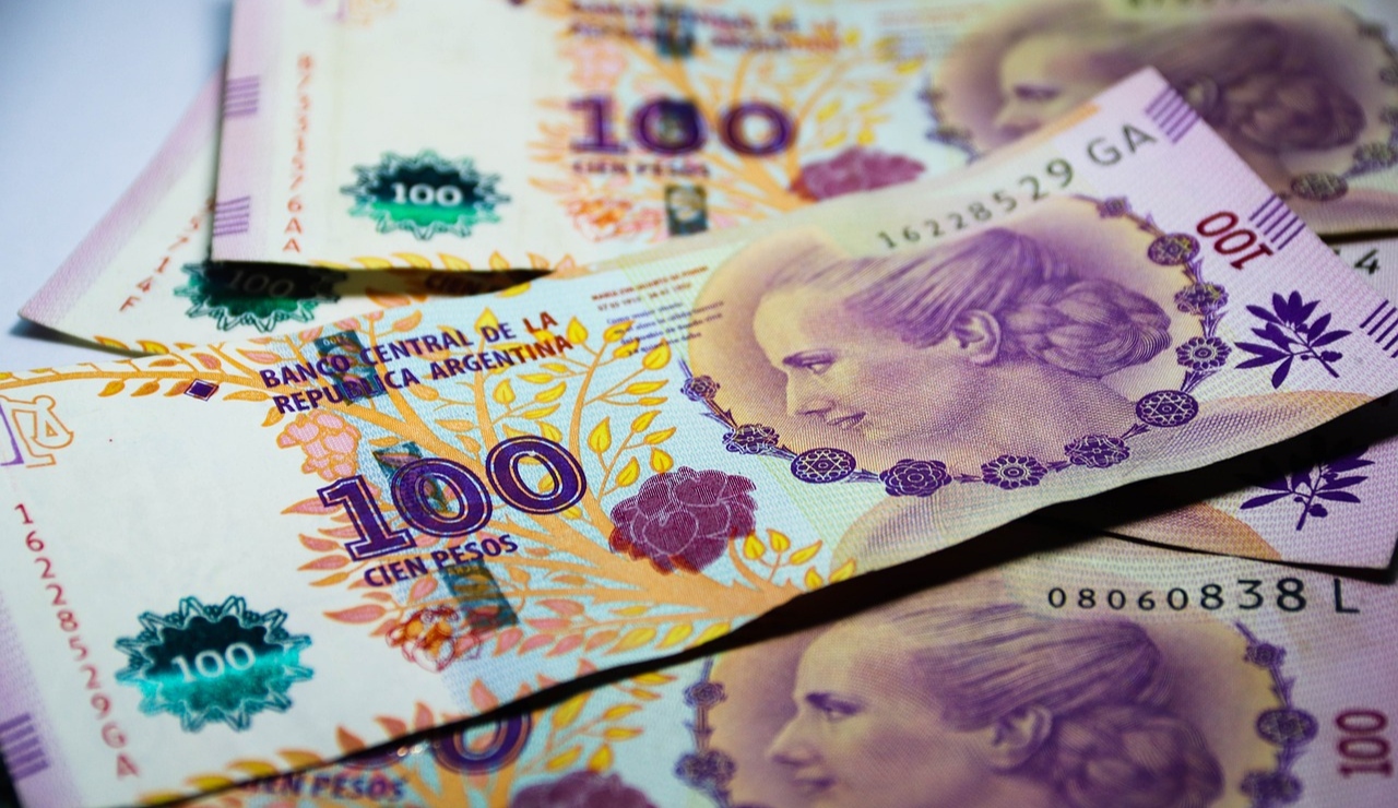 Peso argentino se desploma 18.3 % tras triunfo de Milei