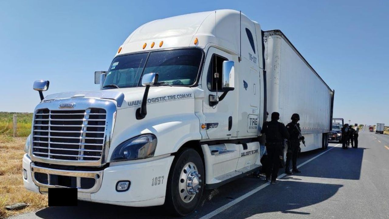 Asaltan tráiler y se llevan 52 refrigeradores en Nuevo León