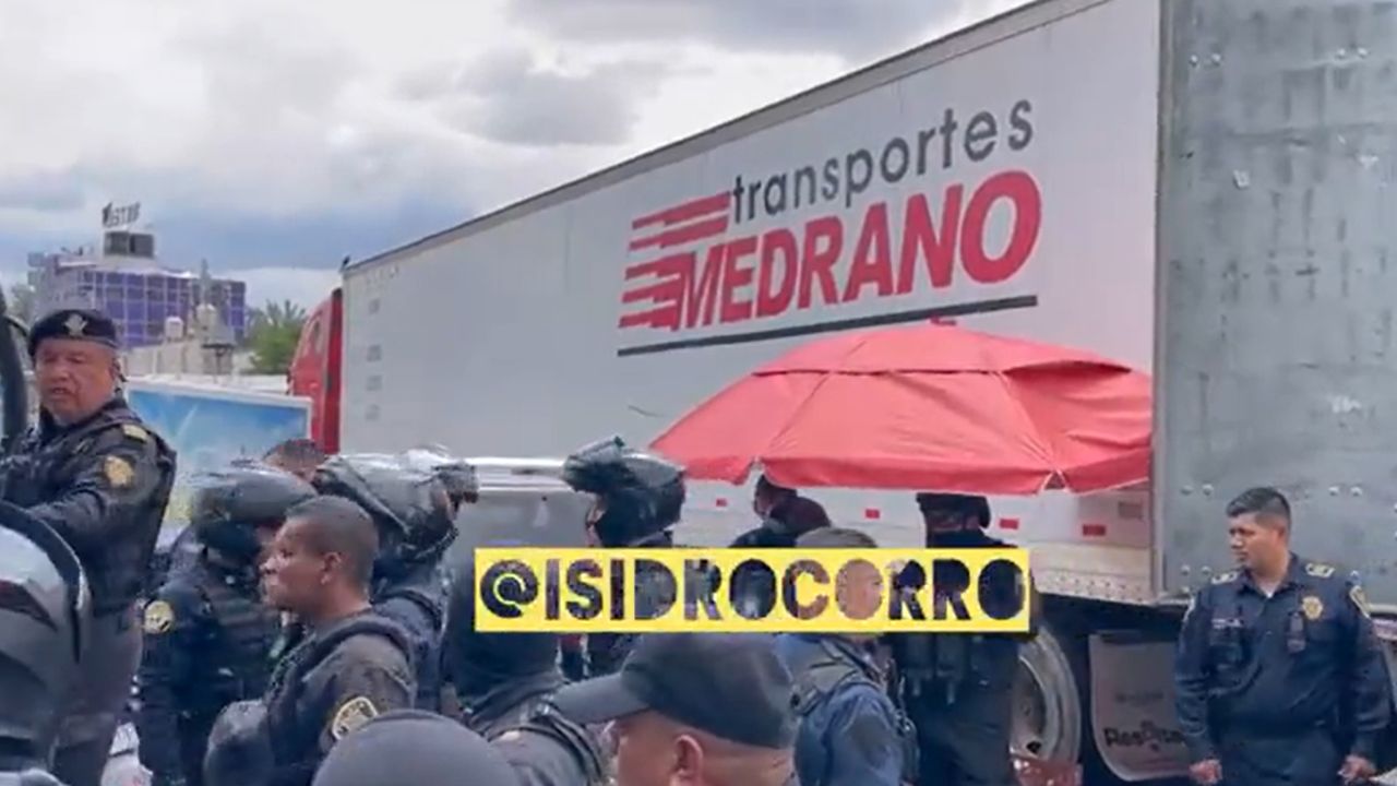 Roban tráiler con galletas y detienen a los asaltantes en la colonia Morelos