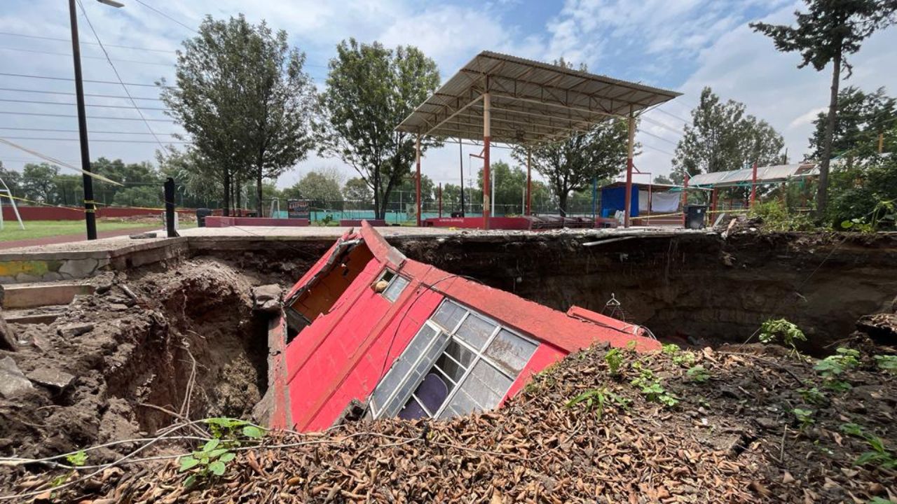 Se forma mega socavón en deportivo de la GAM; colapsa gimnasio
