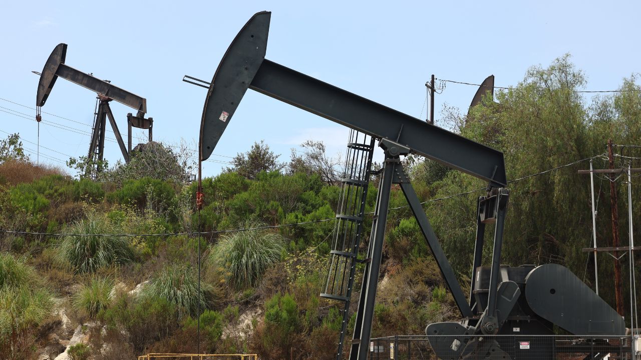 Temores a reducción de demanda china presionan a la baja el petróleo