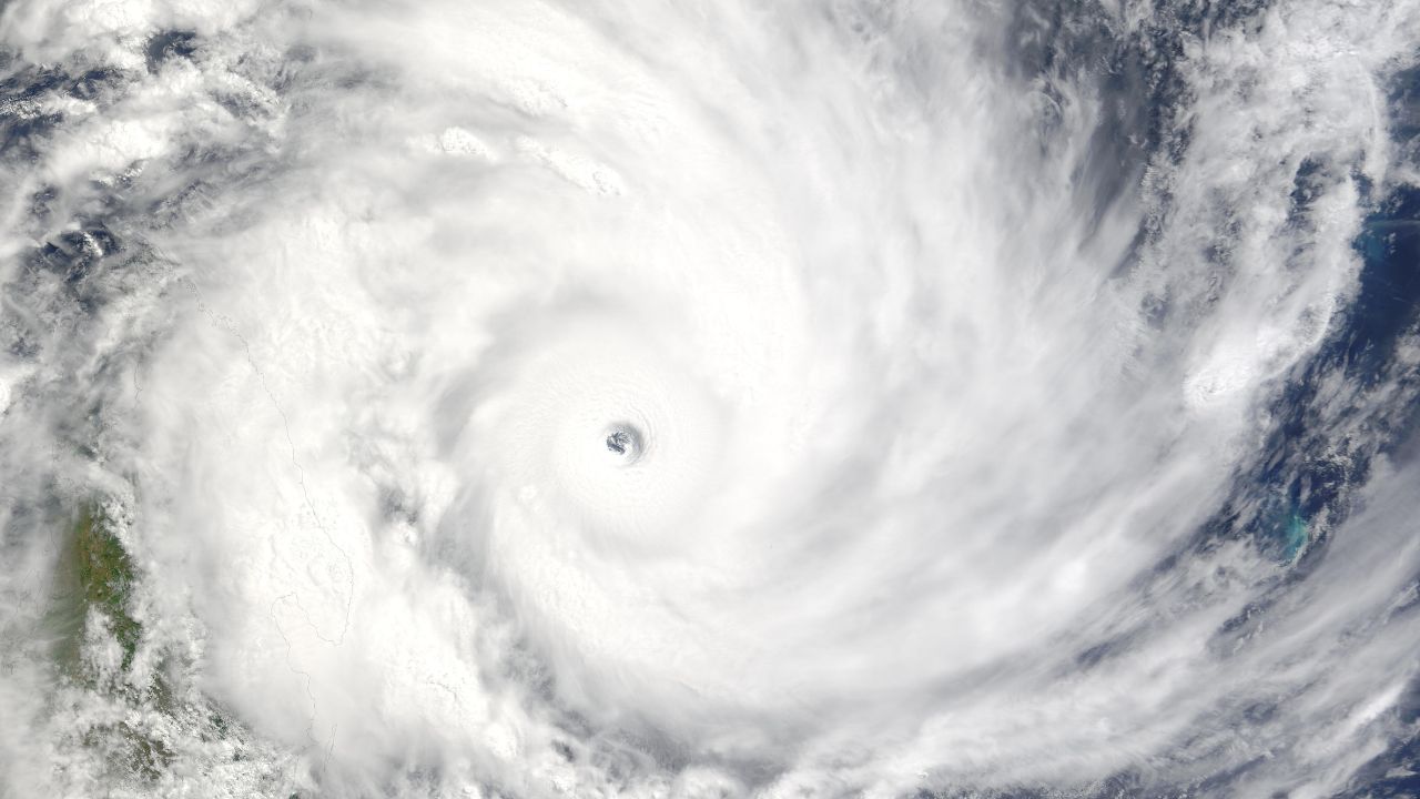 ‘Hilary’ se convierte en huracán; se esperan lluvias muy fuertes en México
