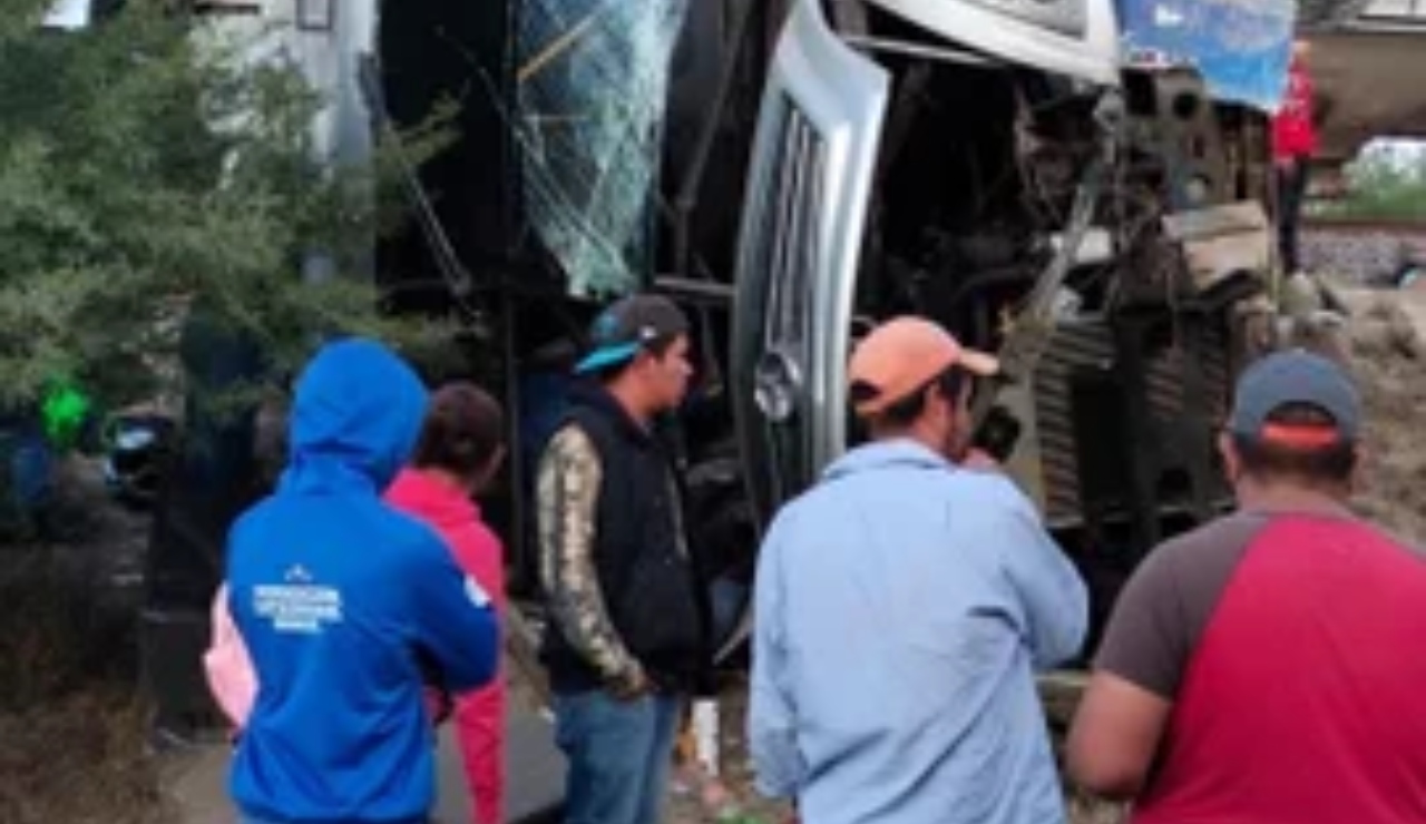 Choque entre tren y autobús deja 6 muertos en Querétaro; hay 17 lesionados