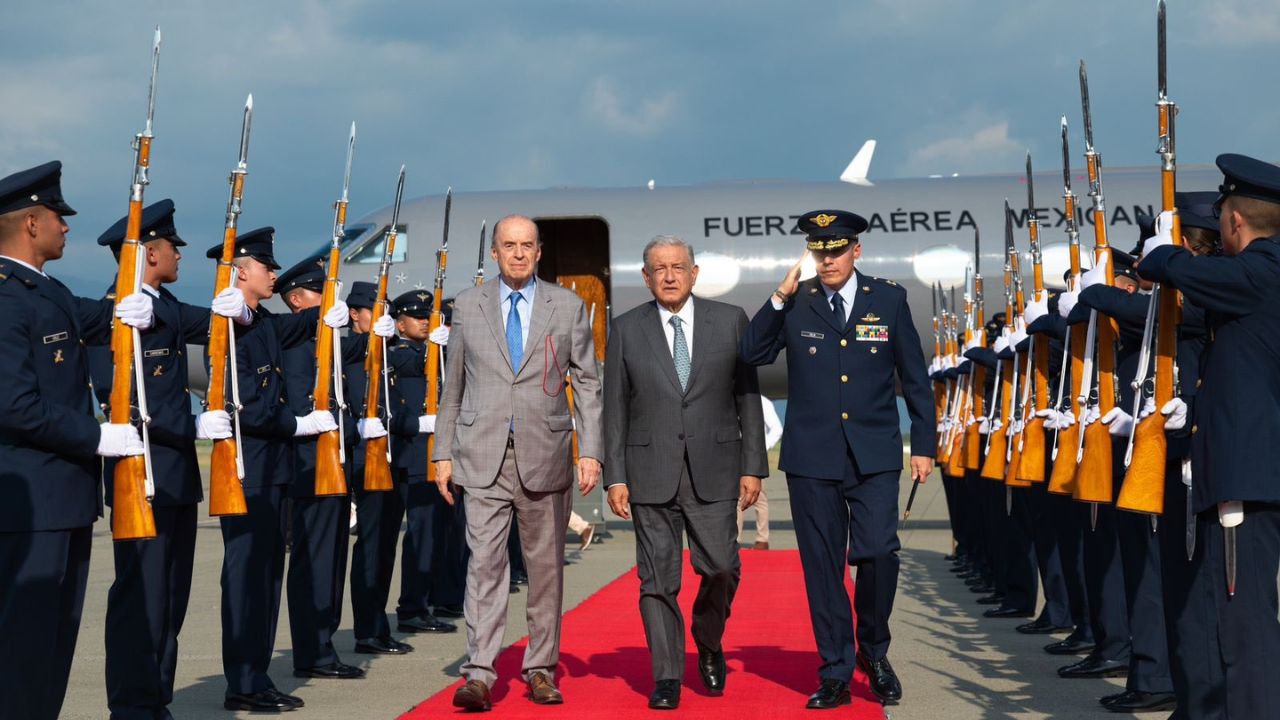 AMLO llega a Colombia para Conferencia Latinoamericana y del Caribe