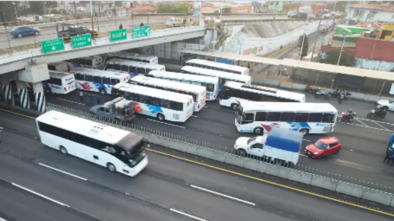 Caos vial en Ecatepec: Transportistas continúan bloqueo en la México-Pachuca
