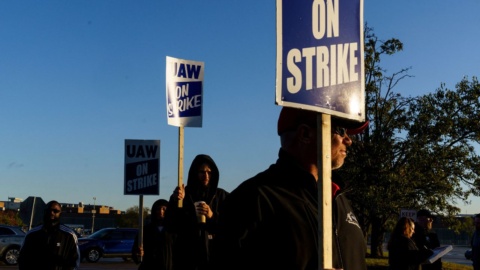 GM eleva oferta salarial a trabajadores en huelga en EUA