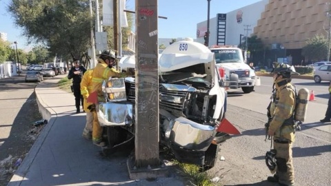 Evacuan bachillerato tras choque de pipa con gas LP en Querétaro