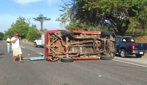 18 migrantes chinos resultan heridos tras volcar camioneta en Chiapas