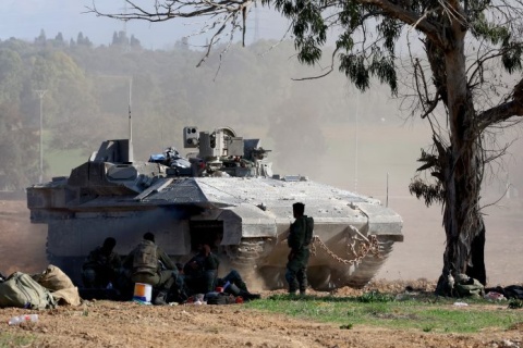 Israel bombardea el sur de Gaza, Hamás discutirá tregua en Egipto