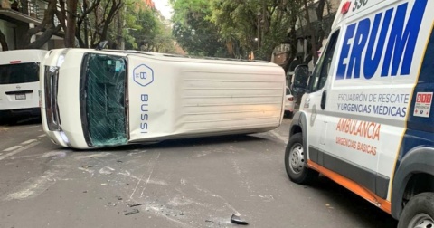 Camioneta de pasajeros se vuelca tras choque en la Roma Norte