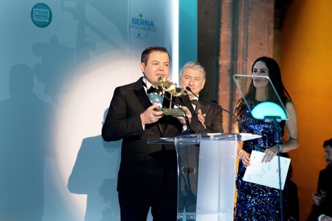 Fernando Padilla Farfán, presidente de Grupo COCEI, es galardonado por la la fundación Cáncer Warriors de México A. C. debido a su lucha contra esta enfermedad
