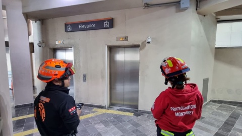 Rescatan a dos personas atrapadas en un elevador del Metrorrey