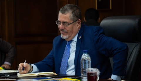 AMLO pide que se respete triunfo de Bernardo Arévalo en Guatemala