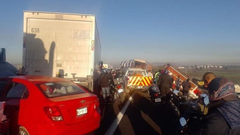 Choque entre dos camiones en el Circuito Exterior Mexiquense deja 7 muertos