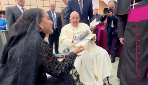 Mara Lezama entrega a papa Francisco réplica de Tren Maya y carta de AMLO