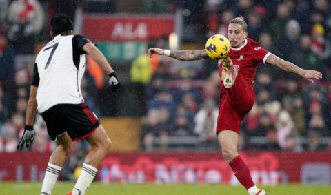 Raúl Jiménez titular en derrota del Fulham frente al Liverpool