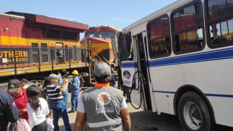 Tren arrolla a un autobús que intentó ganarle el paso en Xalapa, Veracruz