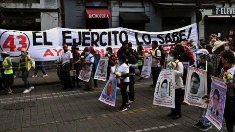 Liberan a ocho militares vinculados al caso Ayotzinapa