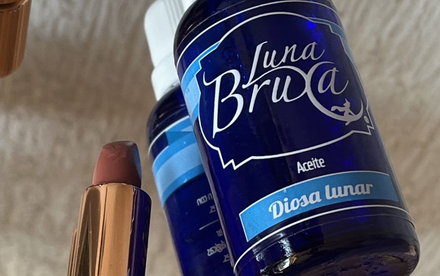 Luna Bruxa presenta su nuevo ritual, “El poder mágico de un labial”