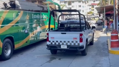 Estudiantes intentan tomar autobús en Acapulco; la GN detiene a 22