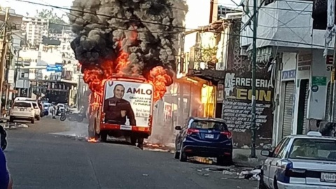 Incendian camión de transporte público en Acapulco