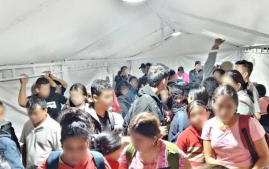 Rescatan a 144 migrantes hacinados en vagones del tren en Coahuila