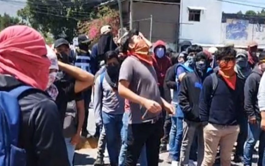 Normalistas protestan frente al Congreso de Guerrero y exigen renuncia de fiscal