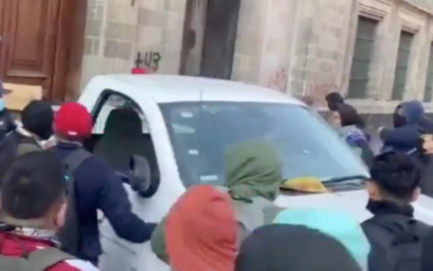 Estudiantes de Ayotzinapa rompen puerta de Palacio Nacional; AMLO acusa provocación