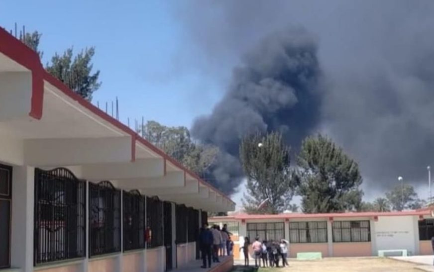 Bomberos atienden fuerte incendio en predio de Teoloyucan