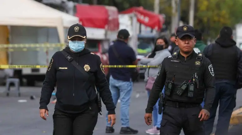 ‘Aflojen todo lo que tengan’, hombre asalta a policías de la CDMX