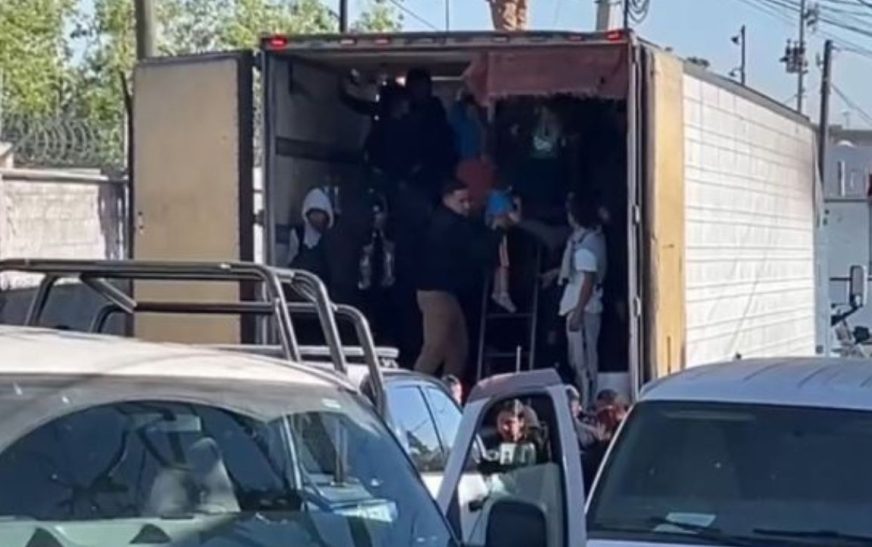 Rescatan a unos 200 migrantes de un tráiler en Coahuila