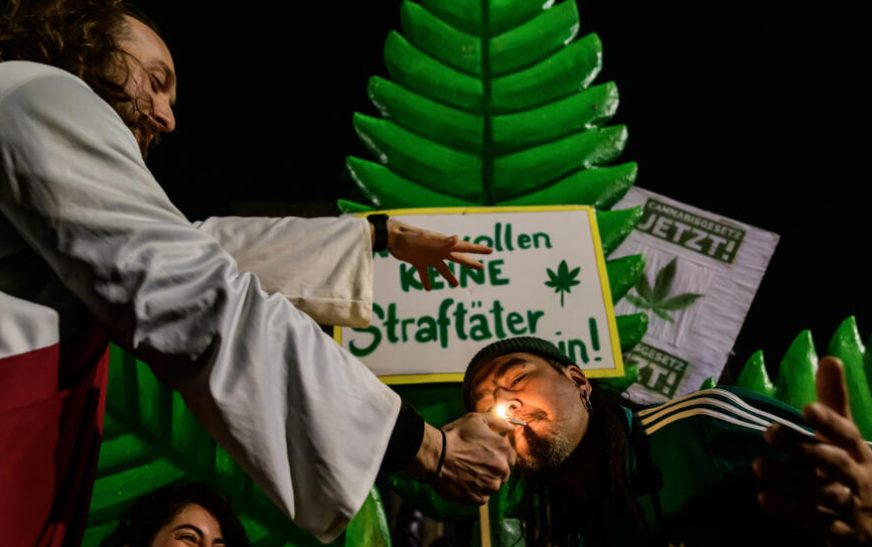 Entre polémicas, legalizan consumo de marihuana en Alemania
