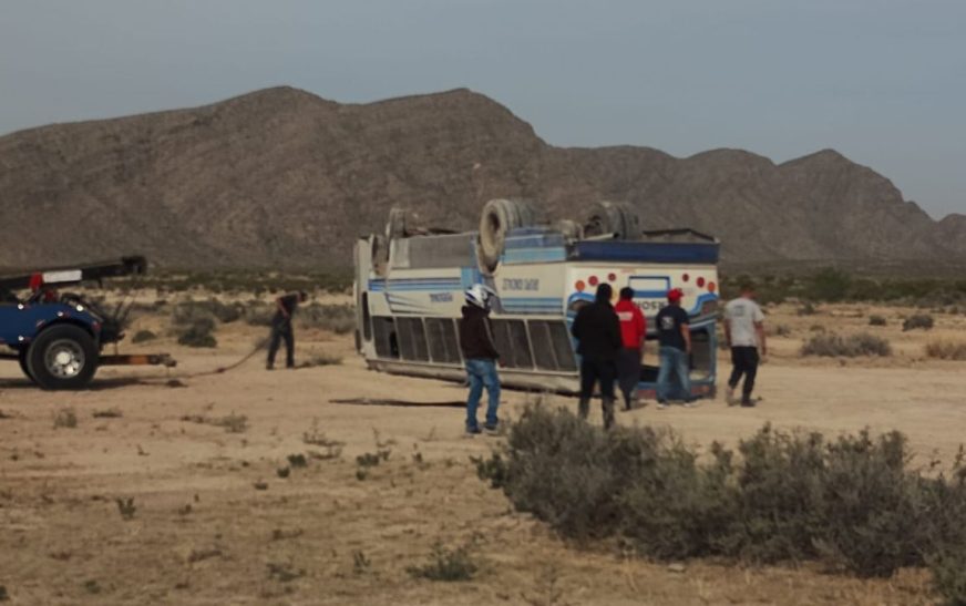 Autobús de trabajadores sufre volcadura en carretera de Coahuila; al menos 20 heridos