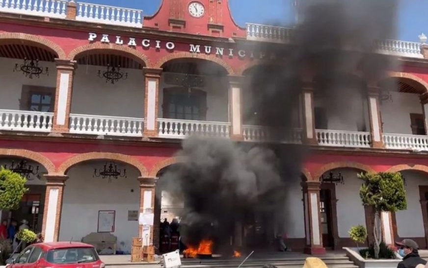 Protestan frente a Palacio Municipal de Otumba por inacción ante incendios forestales