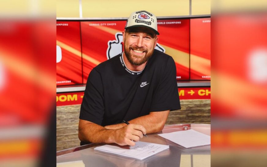 Travis Kelce, novio de Taylor Swift, extiende su contrato con Chiefs