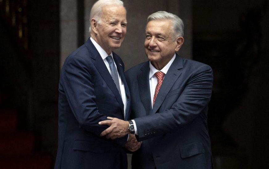 AMLO agradece a Biden condena por asalto a embajada mexicana en Quito