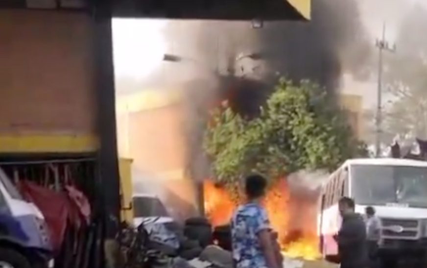 Reconoce AMLO a piloto de helicóptero que cayó en Coyoacán; evitó caer en viviendas, dice